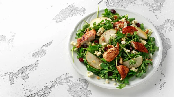 Груша, куриный салат с голубым сыром, клюквой и грецкими орехами. концепция здорового питания — стоковое фото