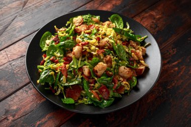 Kavrulmuş brussel filizlenir, ıspanak, kruton ve fındık ile pastırma sıcak salata