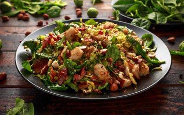 Kavrulmuş brussel filizlenir, ıspanak, kruton ve fındık ile pastırma sıcak salata