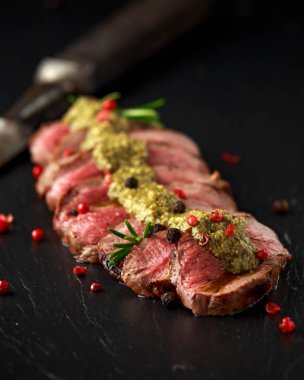 Orta nadir geyik eti biftek yeşil pesto sos ve biber ile