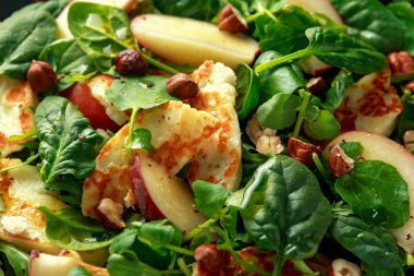 Şeftali meyve, fındık ve ıspanak, Izgara Hellim peynirli salata roka karıştırın. sağlıklı gıda