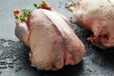 Ham vahşi yeşilbaş ördekler pişirilmeli hazırdır. Oyun veya ocağı kuşlar