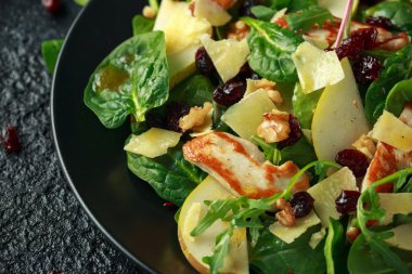 Şeftali meyve, fındık ve ıspanak, Izgara Hellim peynirli salata roka karıştırın. sağlıklı gıda.