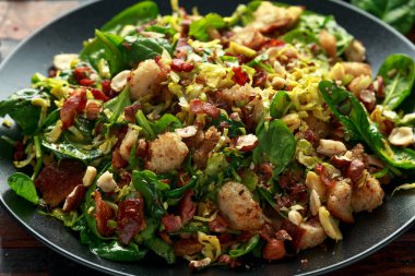 Kavrulmuş brussel filizlenir, ıspanak, kruton ve fındık ile pastırma sıcak salata