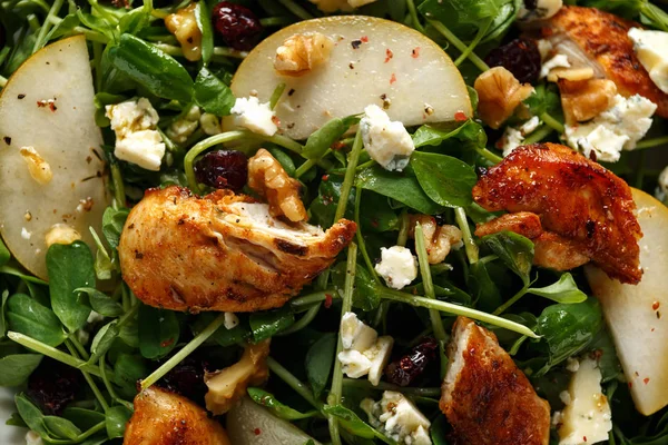 Körte, csirke saláta, kék sajt, áfonya, dióval. koncepció egészséges élelmiszer. fehér háttér — Stock Fotó