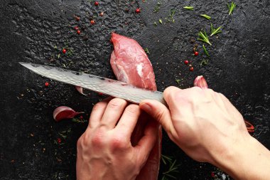 Kasaplar ellerini bir bıçak Çiğ domuz eti bonfile fileto ile kesmeye hazır