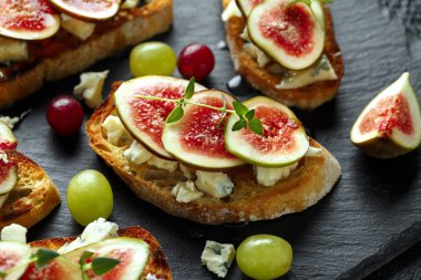 Bu Gorgonzola ve incir tartines, tost, bruschetta. bal ile drizzled.