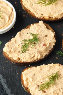 Taze ev yapımı füme somon pate kahverengi ekmek tost ile dereotu