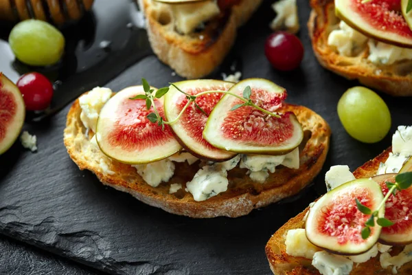 Estas tartinas de higo y gorgonzola, tostadas, bruschetta. rociado con miel . —  Fotos de Stock