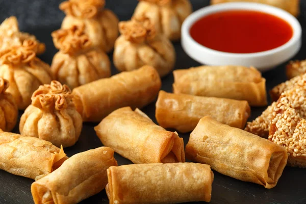 Ganchos de pollo crujiente, rollos de primavera de verduras y tostadas de gambas con salsa de chile dulce. selección china. comida rápida . —  Fotos de Stock