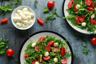 Chorizo salata domates, mozzarella ve vahşi rucola