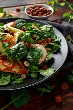 Şeftali meyve, fındık ve ıspanak, Izgara Hellim peynirli salata roka karıştırın. sağlıklı gıda