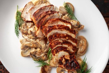 Kremalı mantar soslu tavuk göğsü ızgara dilimleri. sağlıklı gıda