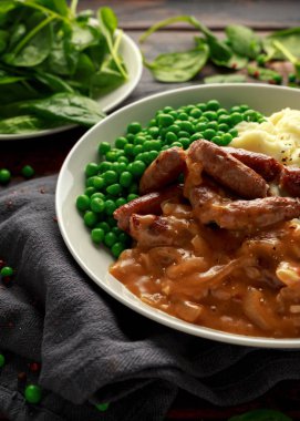 Patates püresi ve sosis, soğan salça, yeşil bezelye ile sosis