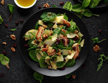 Armut, kaşar peyniri, kızılcık ve ceviz tavuk salatası. sağlıklı gıda