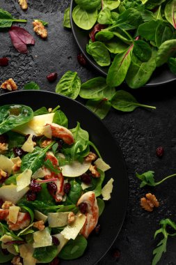 Armut, kaşar peyniri, kızılcık ve ceviz tavuk salatası. sağlıklı gıda