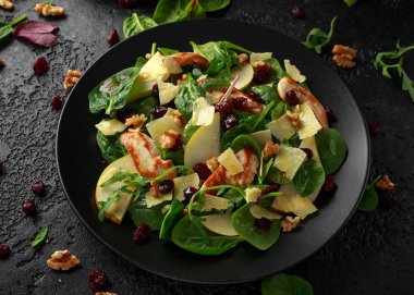 Armut, kaşar peyniri, kızılcık ve ceviz tavuk salatası. sağlıklı gıda.