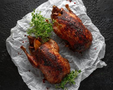 Portakal ve otlar ile ızgara vahşi yeşilbaş ördekler.