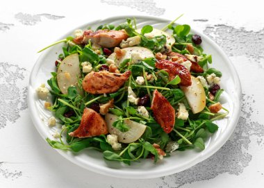 Armut, mavi peynir, kızılcık ve ceviz tavuk salatası. kavram sağlıklı gıda