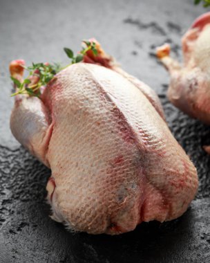 Ham vahşi yeşilbaş ördekler pişirilmeli hazırdır. Oyun veya ocağı kuşlar