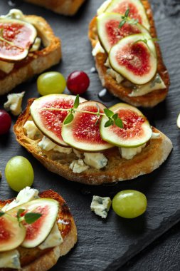 Bu Gorgonzola ve incir tartines, tost, bruschetta. bal ile drizzled.