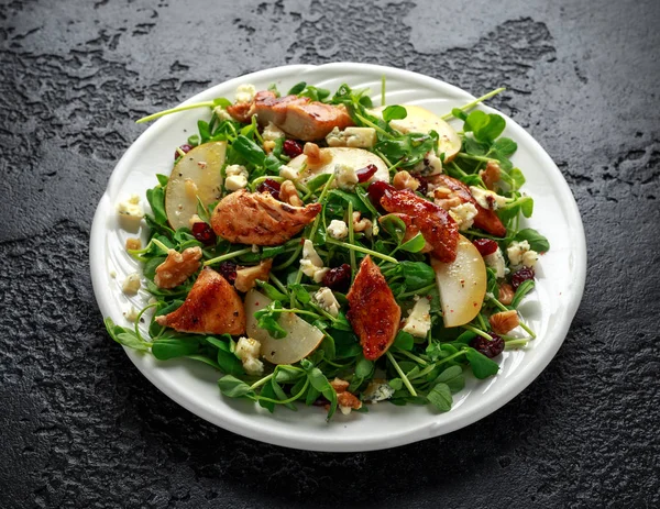 Armut, mavi peynir, kızılcık ve ceviz tavuk salatası. kavram sağlıklı gıda. siyah arka plan