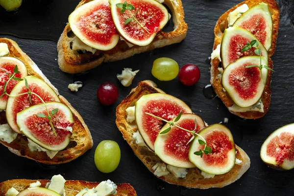 Bu Gorgonzola ve incir tartines, tost, bruschetta. bal ile drizzled.