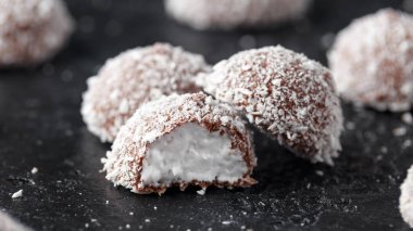 tatlı ebegümeci kartopu çikolata kaplama ve Hindistan cevizi ile