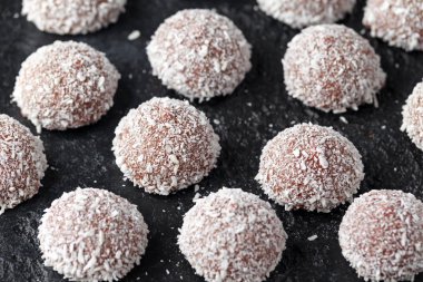 tatlı ebegümeci kartopu çikolata kaplama ve Hindistan cevizi ile