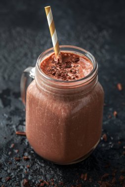 Sağlıklı kahvaltı için kavanoz çikolata güler yüzlü