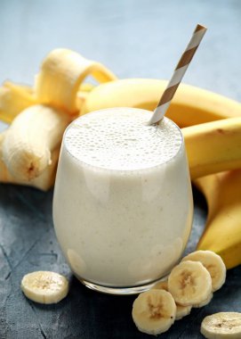 Muz smoothie cam sağlıklı kahvaltı için