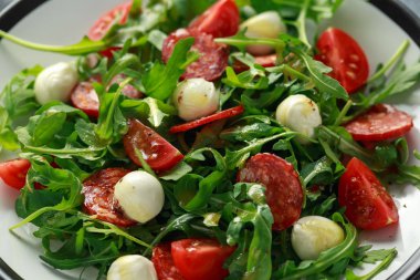 Chorizo salata domates, mozzarella ve vahşi rucola. yakın çekim