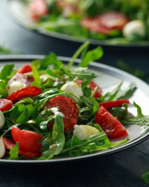 Chorizo salata domates, mozzarella ve vahşi rucola. yakın çekim