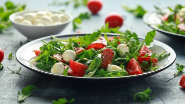Chorizo salata domates, mozzarella ve vahşi rucola