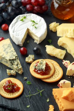 Peynir tabağı servis üzüm, ale Hint turşusu, tatlım, kraker taş gemide. Brie, kaşar peyniri, kırmızı leicester, wensleydale kızılcık, mavi stilton.