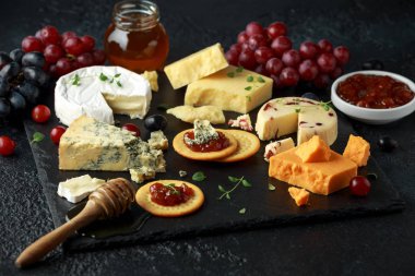 Peynir tabağı servis üzüm, ale Hint turşusu, tatlım, kraker taş gemide. Brie, kaşar peyniri, kırmızı leicester, wensleydale kızılcık, mavi stilton.