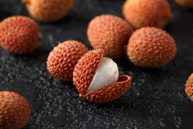 Tropikal Lychee meyveler, soapberry arka plan rustik siyah masada