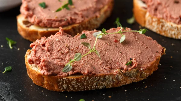 Taze ev yapımı tavuk karaciğer pate ekmek üzerinde