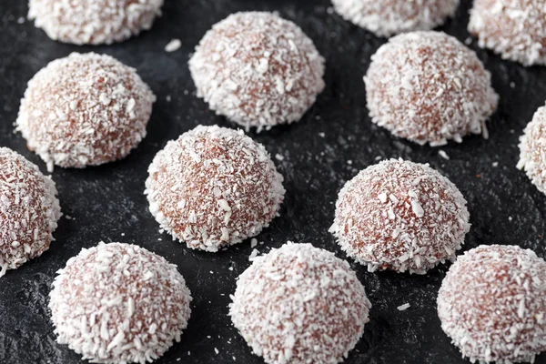 tatlı ebegümeci kartopu çikolata kaplama ve Hindistan cevizi ile