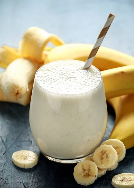 Batido de plátano en vaso para un desayuno saludable —  Fotos de Stock