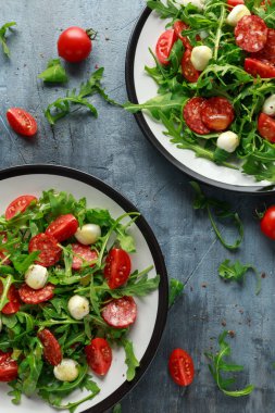 Chorizo salata domates, mozzarella ve vahşi rucola.