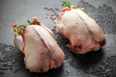 Ham vahşi yeşilbaş ördekler pişirilmeli hazırdır. Oyun veya ocağı kuşlar