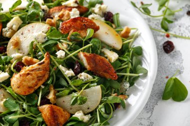 Armut, mavi peynir, kızılcık ve ceviz tavuk salatası. kavram sağlıklı gıda. Beyaz arka plan