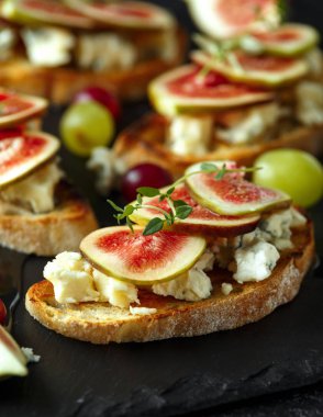 Bu Gorgonzola ve incir tartines, tost, bruschetta. bal ile drizzled.