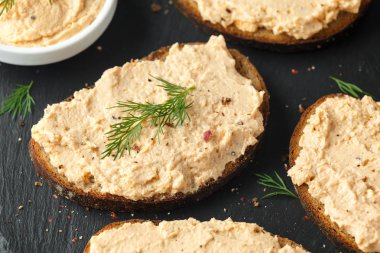 Taze ev yapımı füme somon pate kahverengi ekmek tost ile dereotu