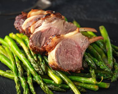 Sotelenmiş yeşil kuşkonmaz kızarmış pirzola