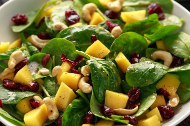 Kurutulmuş cranberries ve fındık ile Mango ıspanak salatası. sağlıklı gıda.