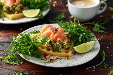 Patates waffle avokado guacamole ve kahvaltıda somon füme