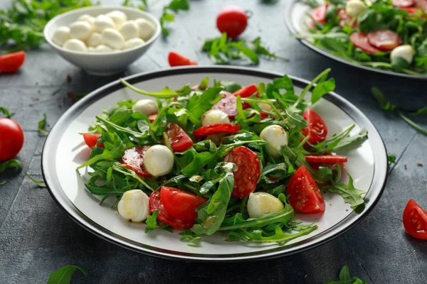 Chorizo salata domates, mozzarella ve vahşi rucola.