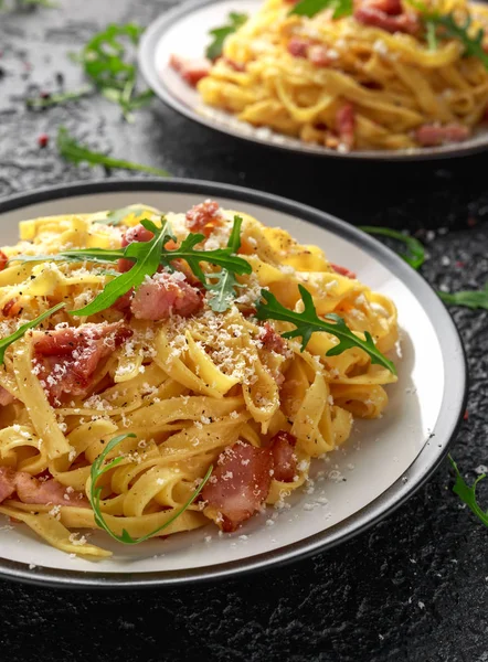Pasta Carbonara Clásica Espaguetis Con Panceta Tocino Huevo Queso Parmesano — Foto de Stock